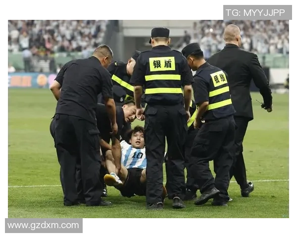 足球明星首秀不幸受伤严重断腿引发球迷热议与担忧